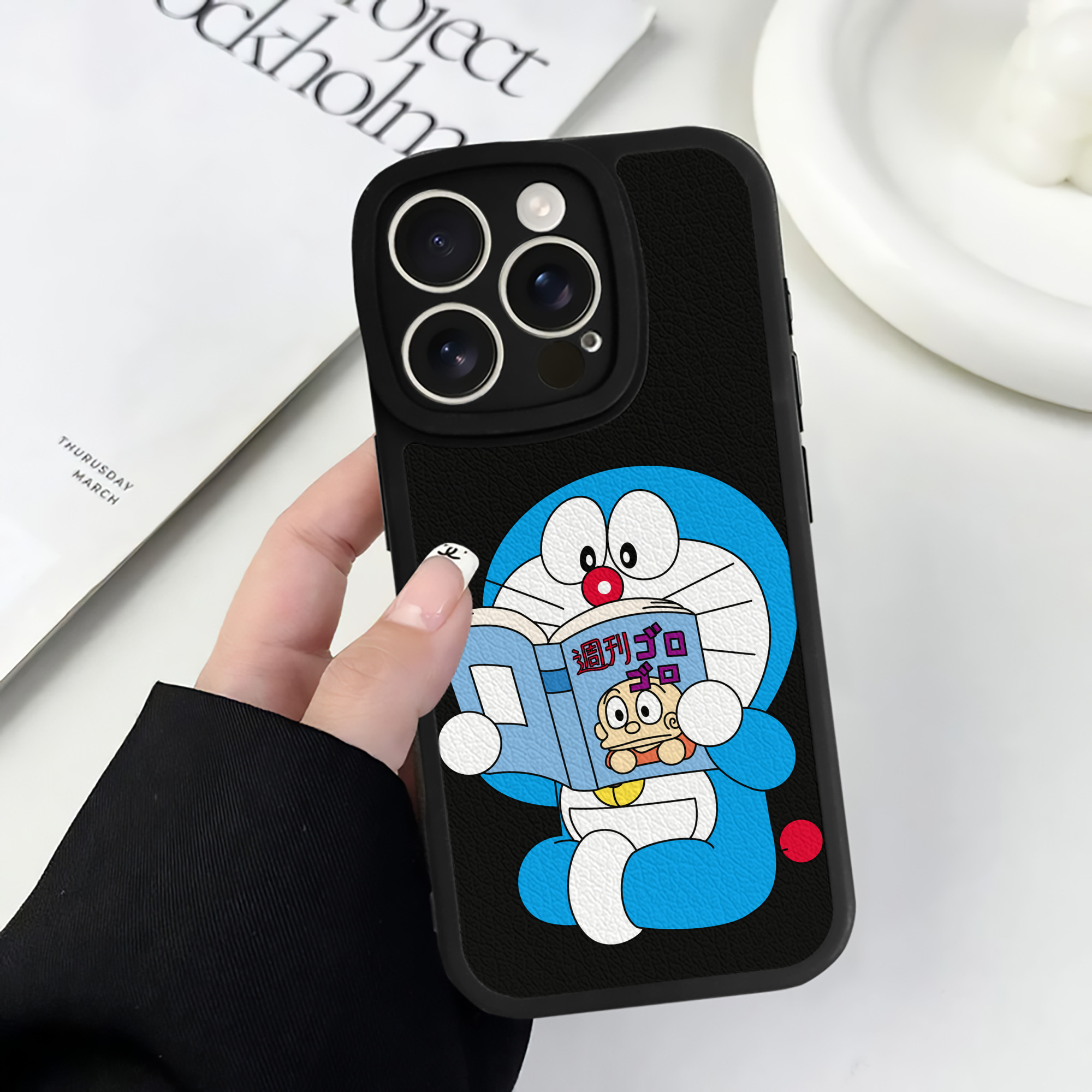 （画像用） ドラえもん Doraemon 【iPhone 16シリーズ対応】シリコンスマホケース（レザー調） 材質：シリコン